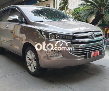 Toyota Innova   V AT 2017 - Cần bán lại xe Toyota Innova V AT năm 2017, màu xám, 690tr