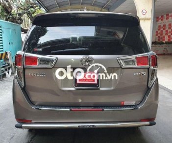 Toyota Innova   V AT 2017 - Cần bán lại xe Toyota Innova V AT năm 2017, màu xám, 690tr