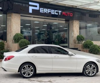 Mercedes-Benz C250 Exclusive 2017 - Cần bán gấp Mercedes C250 Exclusive năm sản xuất 2017, màu trắng