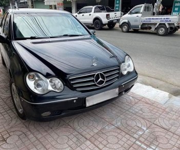 Mercedes-Benz C200 2001 - Xe Mercedes-Benz C200 năm 2001, màu đen, giấy tờ hợp lệ và đủ điều kiện để mua bán và sang tên, giá tốt