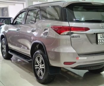 Toyota Fortuner MT 2020 - Bán Toyota Fortuner MT sản xuất 2020, màu bạc còn mới