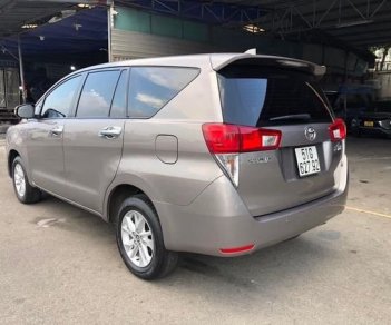 Toyota Innova 2.0 2018 - Cần bán xe Toyota Innova 2.0 sản xuất năm 2018, màu xám, giá tốt