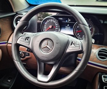 Mercedes-Benz 2016 - Cần bán Mercedes-Benz E200 2016 biển Hà Nội