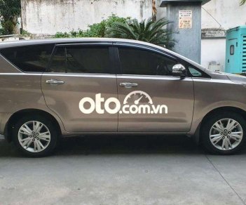 Toyota Innova  V  2017 - Cần bán gấp Toyota Innova V năm 2017, màu đồng 