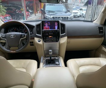 Toyota Land Cruiser 2017 - Cần bán Toyota Land Cruiser VX năm 2017, màu đen, xe chính chủ từ mới, xe đẹp giá tốt