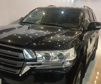 Toyota Land Cruiser 2017 - Cần bán Toyota Land Cruiser VX năm 2017, màu đen, xe chính chủ từ mới, xe đẹp giá tốt