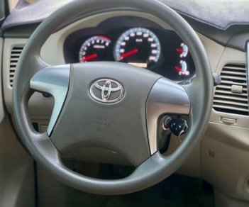 Toyota Innova   E  2016 - Bán ô tô Toyota Innova E sản xuất năm 2016, màu bạc giá cạnh tranh