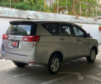 Toyota Innova  E 2018 - Bán Toyota Innova E sản xuất năm 2018, màu bạc xe gia đình, 580tr