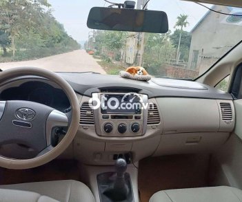 Toyota Innova 2.0E 2015 - Bán ô tô Toyota Innova 2.0E năm sản xuất 2015, màu bạc chính chủ