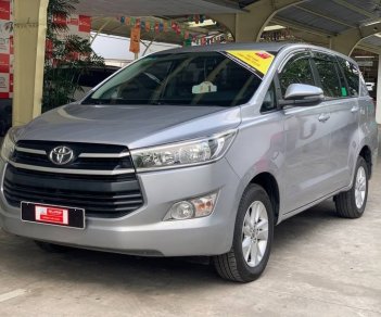 Toyota Innova  E 2018 - Bán Toyota Innova E sản xuất năm 2018, màu bạc xe gia đình, 580tr