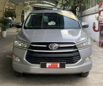 Toyota Innova  E 2018 - Bán Toyota Innova E sản xuất năm 2018, màu bạc xe gia đình, 580tr