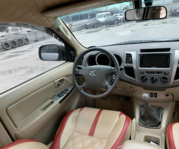 Toyota Fortuner 2011 - Bán xe ô tô Toyota Fortuner dầu 2.5 4x2 MT năm 2011, màu bạc, giá cạnh tranh, bao check test hãng thoải mái