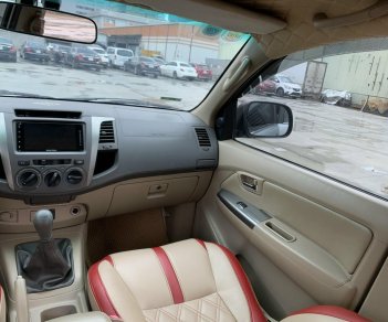 Toyota Fortuner 2011 - Bán xe ô tô Toyota Fortuner dầu 2.5 4x2 MT năm 2011, màu bạc, giá cạnh tranh, bao check test hãng thoải mái