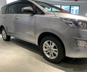 Toyota Innova 2018 - Bán gấp xe Toyota Innova E 2.0MT, năm 2018 màu bạc, giấy tờ đầy đủ hợp pháp lý, sang tên nhanh gọn lẹ