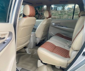 Toyota Innova   E  2016 - Bán ô tô Toyota Innova E sản xuất năm 2016, màu bạc giá cạnh tranh