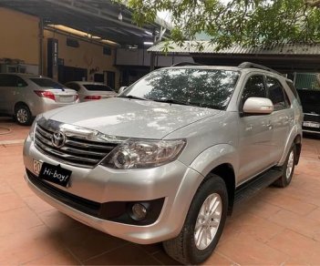 Toyota Fortuner 2014 - Cần bán gấp Toyota Fortuner 2.7V 4x2AT sản xuất 2014, màu bạc, giá tốt