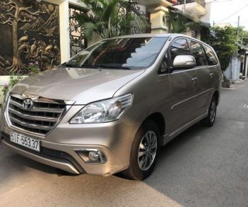 Toyota Innova V 2015 - Cần bán gấp Toyota Innova V năm sản xuất 2015, màu vàng cát, giá 496tr