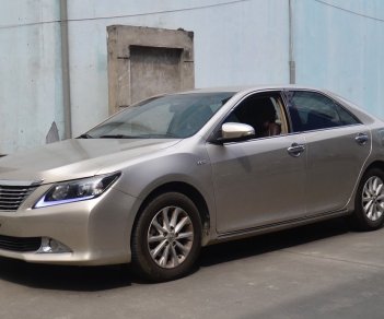 Toyota Camry 2014 - Cần bán gấp Toyota Camry 2.0E AT màu vàng đồng, năm sản xuất 2014, nguồn gốc rõ ràng, giấy tờ đầy đủ