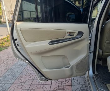 Toyota Innova 2015 - Bán xe Toyota Innova 2.0E MT năm 2015, màu bạc, 1 siêu phẩm bền bỉ thần thánh không dịch vụ 1 ngày