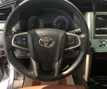 Toyota Innova 2018 - Bán gấp xe Toyota Innova E 2.0MT, năm 2018 màu bạc, giấy tờ đầy đủ hợp pháp lý, sang tên nhanh gọn lẹ