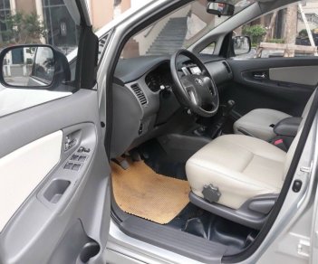 Toyota Innova   2.0E  2013 - Bán Toyota Innova 2.0E năm 2013, màu bạc