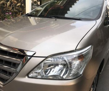 Toyota Innova V 2015 - Cần bán gấp Toyota Innova V năm sản xuất 2015, màu vàng cát, giá 496tr