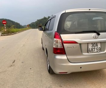 Toyota Innova 2.0E MT 2015 - Bán Toyota Innova 2.0E MT sản xuất năm 2015, màu bạc số sàn