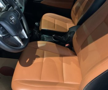 Toyota Innova 2018 - Bán gấp xe Toyota Innova E 2.0MT, năm 2018 màu bạc, giấy tờ đầy đủ hợp pháp lý, sang tên nhanh gọn lẹ