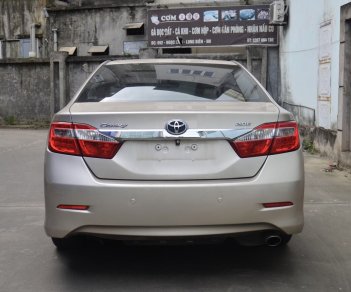 Toyota Camry 2014 - Cần bán gấp Toyota Camry 2.0E AT màu vàng đồng, năm sản xuất 2014, nguồn gốc rõ ràng, giấy tờ đầy đủ