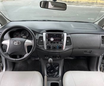 Toyota Innova   2.0E   2013 - Bán xe Toyota Innova 2.0E sản xuất năm 2013, màu bạc