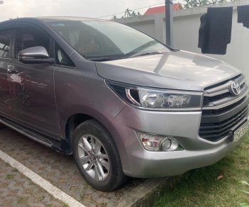 Toyota Innova   E  2018 - Cần bán lại xe Toyota Innova E sản xuất năm 2018, màu xám