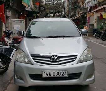 Toyota Innova 2.0G 2011 - Bán Toyota Innova 2.0G sản xuất năm 2011, màu bạc, xe gia đình không kinh doanh