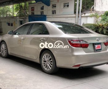 Toyota Camry 2017 - Bán Toyota Camry 2.0E năm 2017, màu vàng xe gia đình, 740tr