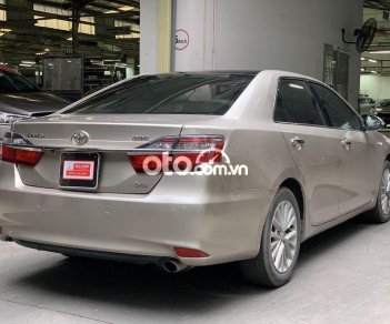 Toyota Camry 2017 - Bán Toyota Camry 2.0E năm 2017, màu vàng xe gia đình, 740tr