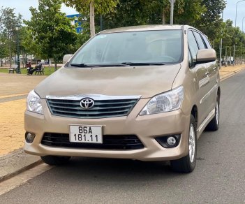 Toyota Innova E  2013 - Bán ô tô Toyota Innova E sản xuất 2013, màu vàng số sàn