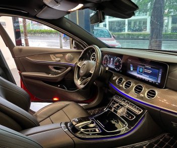 Mercedes-Benz 2017 - Bán Mercedes E300 năm sản xuất 2017, màu đỏ