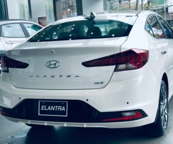 Hyundai Elantra 2022 - Cần bán xe Hyundai Elantra 2.0 AT sản xuất 2022, màu trắng