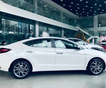 Hyundai Elantra 2022 - Cần bán xe Hyundai Elantra 2.0 AT sản xuất 2022, màu trắng