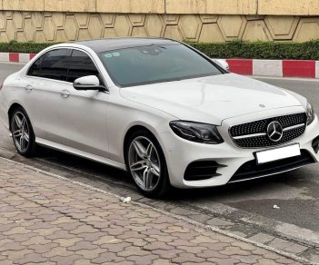 Mercedes-Benz E300 2017 - Cần bán gấp Mercedes E300 AMG năm 2017, màu trắng