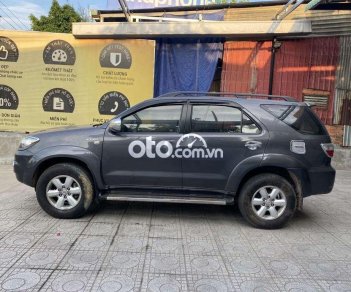 Toyota Fortuner 2011 - Cần bán xe Toyota Fortuner 2.7V sản xuất năm 2011, màu xám còn mới, giá tốt