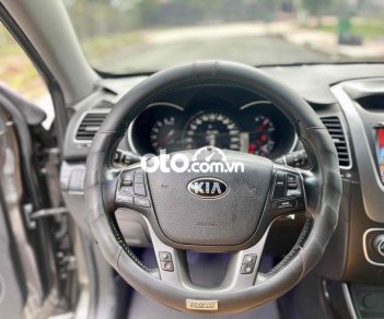 Kia Sorento 2015 - Cần bán gấp Kia Sorento số sàn sản xuất 2015, màu đen, giá 558tr