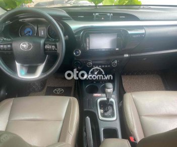 Toyota Hilux 2016 - Bán Toyota Hilux 3.0 4x4 AT năm 2016, màu bạc, xe nhập chính chủ, giá tốt