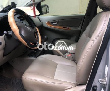 Toyota Innova 2010 - Cần bán gấp Toyota Innova sản xuất 2010, màu bạc