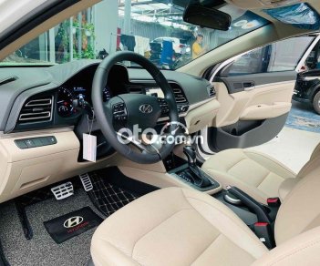 Hyundai Elantra 2021 - Bán Hyundai Elantra 2.0 AT sản xuất năm 2021, màu trắng