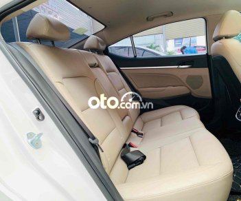 Hyundai Elantra 2021 - Bán Hyundai Elantra 2.0 AT sản xuất năm 2021, màu trắng