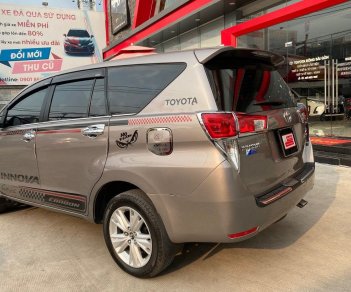 Toyota Innova 2018 - Cần bán xe Toyota Innova 2.0V năm 2018, màu xám giá cạnh tranh