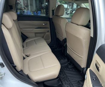 Mitsubishi Outlander 2018 - Cần bán xe Mitsubishi Outlander 2.0 CVT Premium sản xuất 2018, màu trắng 