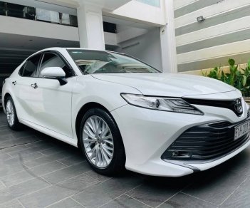 Toyota Camry 2019 - Bán Toyota Camry năm sản xuất 2019, màu trắng, nhập khẩu