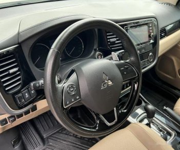 Mitsubishi Outlander 2018 - Cần bán xe Mitsubishi Outlander 2.0 CVT Premium sản xuất 2018, màu trắng 