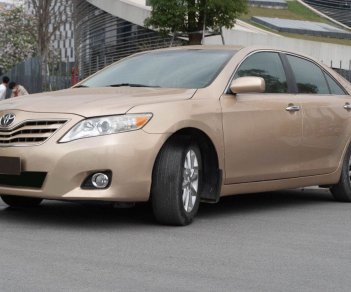 Toyota Camry 2009 - Bán xe Toyota Camry LE 2.5 năm sản xuất 2009, màu vàng, xe nhập